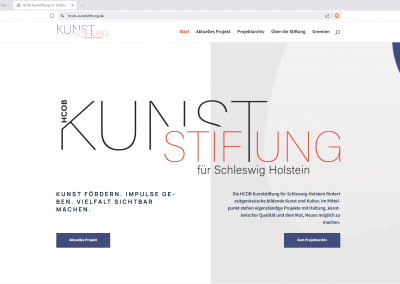Startseite der HCOB Kunststiftung für Schleswig-Holstein mit Logo, Navigation und Einstieg zu aktuellem Projekt und Projektarchiv.